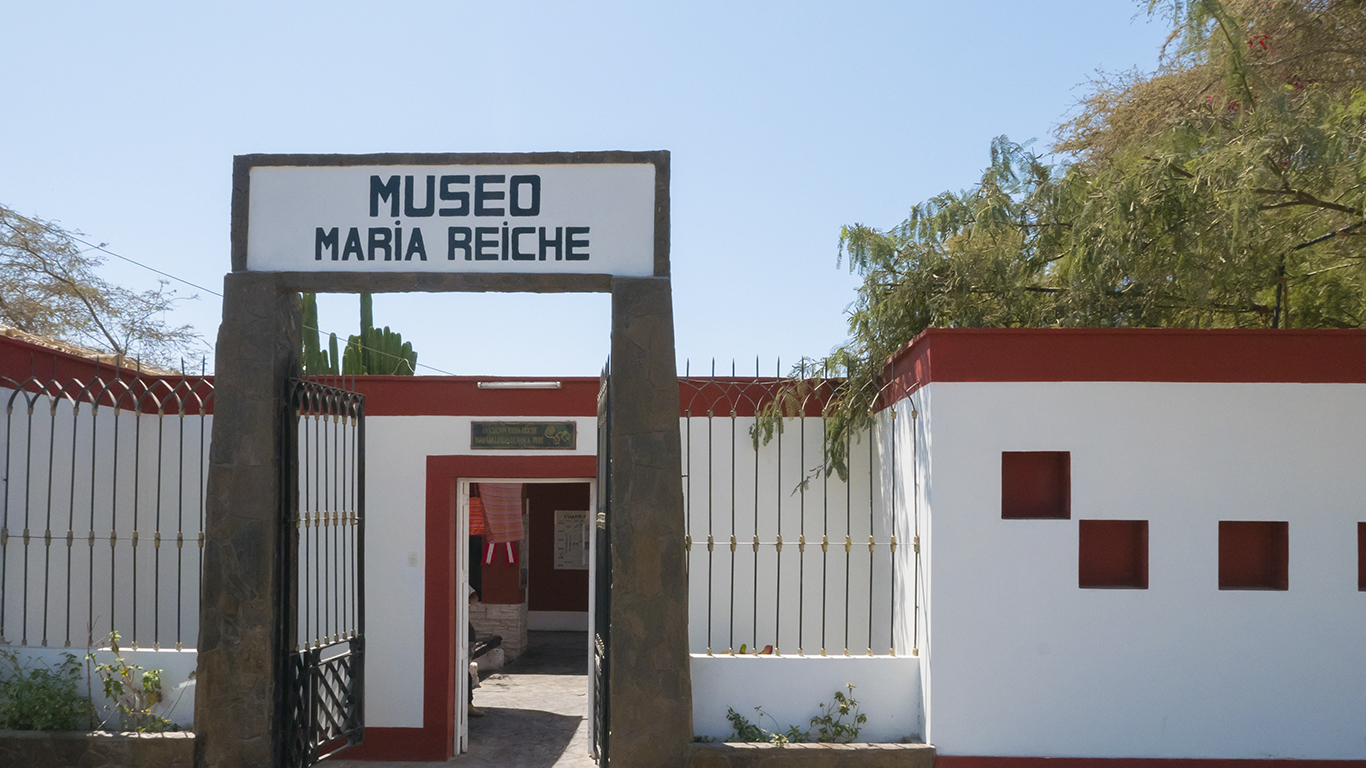 Seu esforço de convencimento, junto ao Governo Peruano, para a preservação do local, fez com que, em 1970, o Instituto Nacional da Cultura peruano declarasse o deserto de Nazca uma área de proteção ambiental. Em 1974, criou o primeiro mapa sobre as figuras. Graças a ela, em um trabalho em parceria com as Forças Aéreas peruanas, sabemos que as figuras representam 18 diferentes tipos de animais e aves, além de centenas de figuras e formas geométricas. Seu trabalho levou a Unesco a conceder o status de Patrimônio Cultural da Humanidade às linhas, em 1994. Teorias Segundo as teorias de Maria Reiche, muitas das chamadas Linhas de Nazca guardavam relação com os ciclos e as mudanças climáticas numa espécie de calendário astronômico que mapeava os ciclos de chuvas, sol, os solstícios e equinócios e servia para o planejamento do cultivo de alimentos. Por exemplo, ao estudar a figura da parihuana, ou flamingo (que ocupa uma superfície de 300 metros), Reiche notou que “se pararmos na sua cabeça nas manhãs de 20 a 23 de junho e acompanharmos com o olhar na direção do bico, poderemos observar claramente a saída do sol, exatamente em um ponto de um morro localizado nessa direção” Uma das primeiras e mais famosas figuras que estudou é a de um macaco com uma cauda em espiral (foto acima). Segundo Reiche, essa figura representava a união da constelação que conhecemos como Ursa Maior e outras estrelas próximas a ela. Já as figuras do golfinho e da aranha tinham relação com Orion.